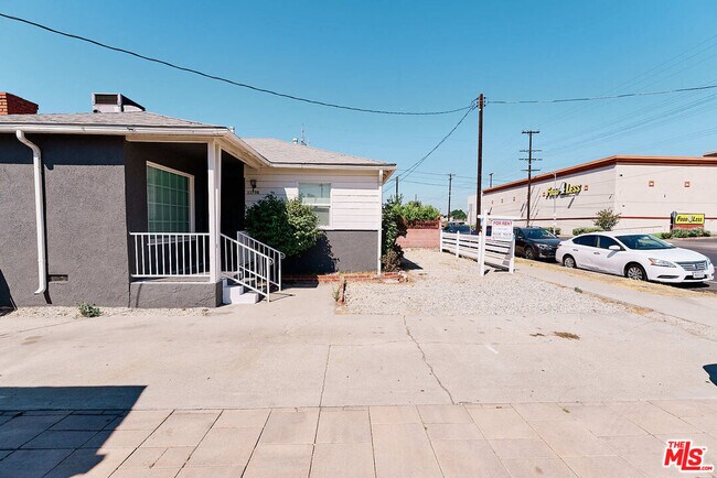 Foto del edificio - 11736 Strathern St