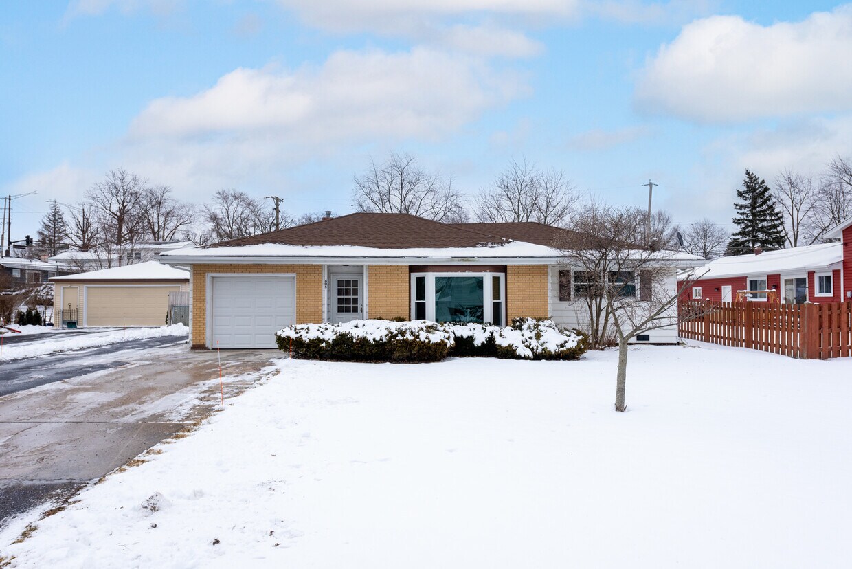 Primary Photo - 405 S Thornwood Dr