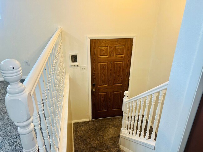 Foto del edificio - Half of a Duplex Available - 4 Bedroom 2 Bathroom in Lakewood