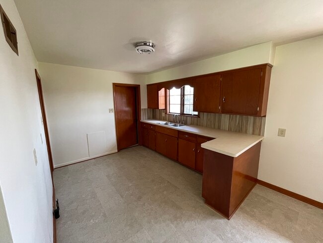Kitchen - 73 Maple Dr