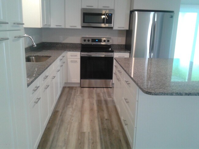 Foto del edificio - 1851 Keewin Ave NE