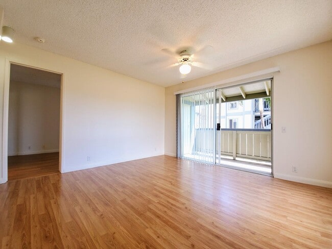 Foto del edificio - For Rent | 1 bedroom, 1 bath upstairs corner unit located in Sun Rise with 1 assigned parking stall