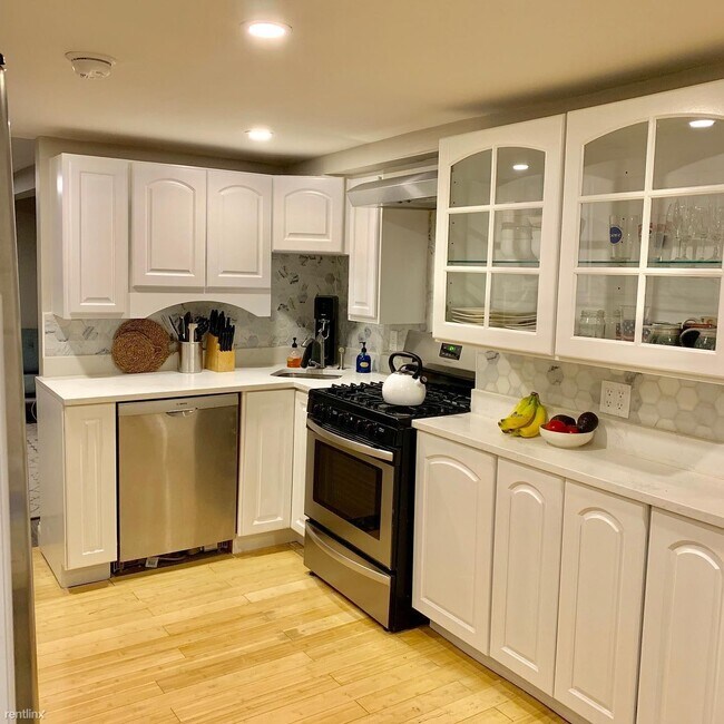 Building Photo - 2 br, 1 bath Duplex - 13 G St Apt 1
