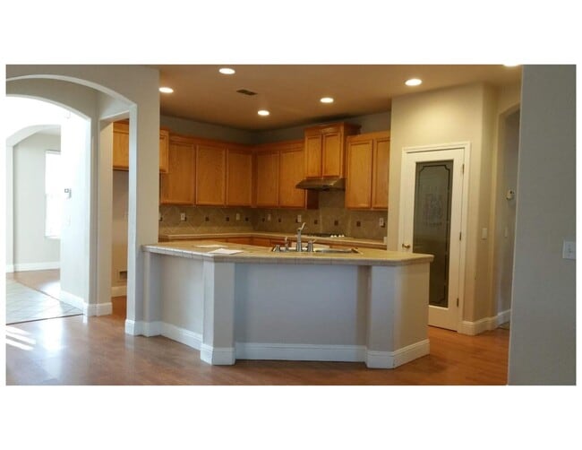 Building Photo - Beautiful & Spacious 5BR, 3BA Home – Large...