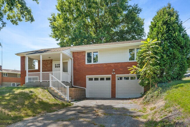 Foto del edificio - Beautifully Renovated 4 Bed/ 2 Bath with 2...