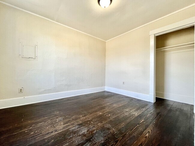 Building Photo - Pine 1123