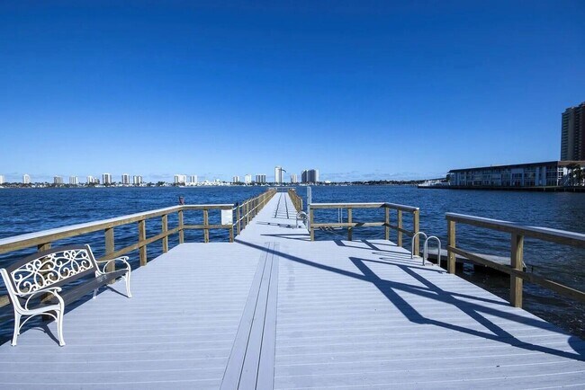 Foto del edificio - 3040 Lake Shore Dr