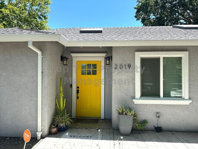 Building Photo - Beautifully updated 3 Bed / 2 Bath / 1,584...