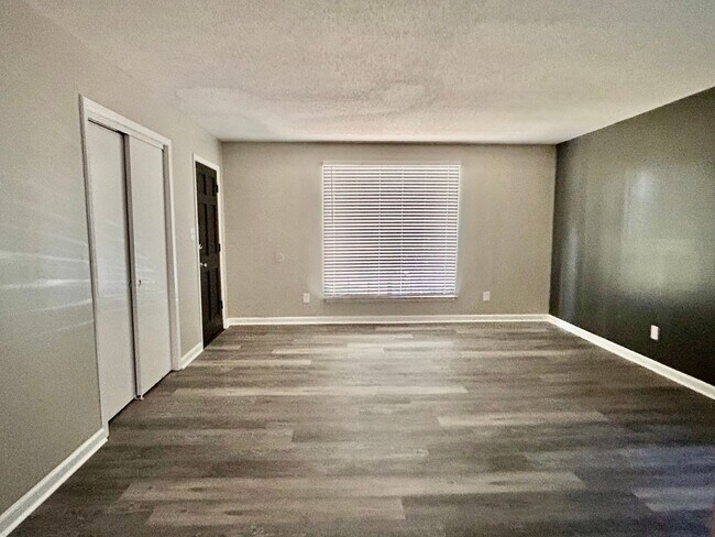 Foto del edificio - Cute 2-bedroom 1.5 bath duplex in Mid-Town