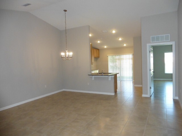 Foto del edificio - Spacious 3 Bed 2 Bath 1 Car Garage Home fo...