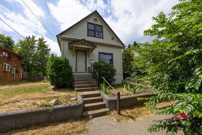 Building Photo - 542 NE Brazee St