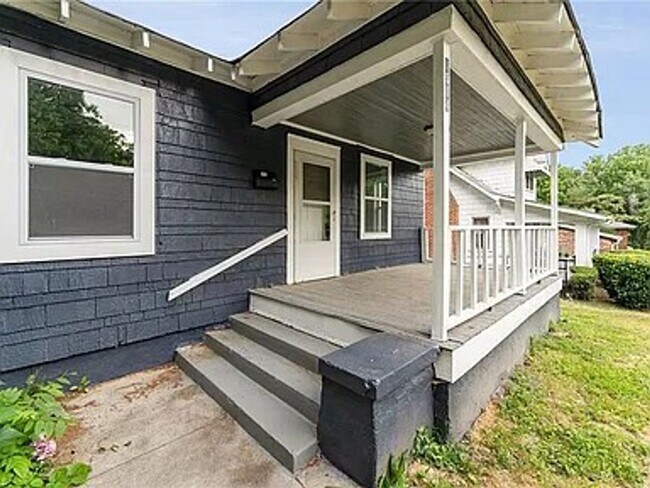 Building Photo - Charming Fully Renovated Cottage Minutes from Downtown!