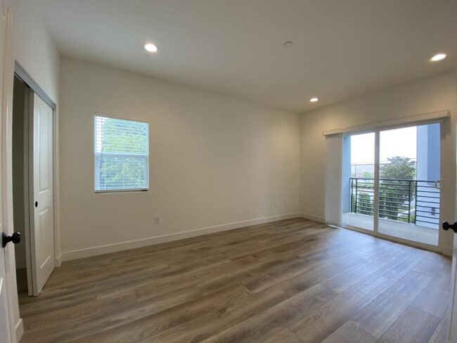 Building Photo - 8081 Lampson Ave