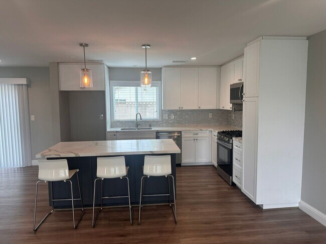 Foto del edificio - Beautiful 3-Bedroom, 2-Bathroom Home Near ...