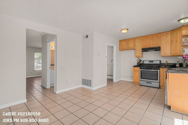 Building Photo - Walnut 3 Bedroom Townhouse