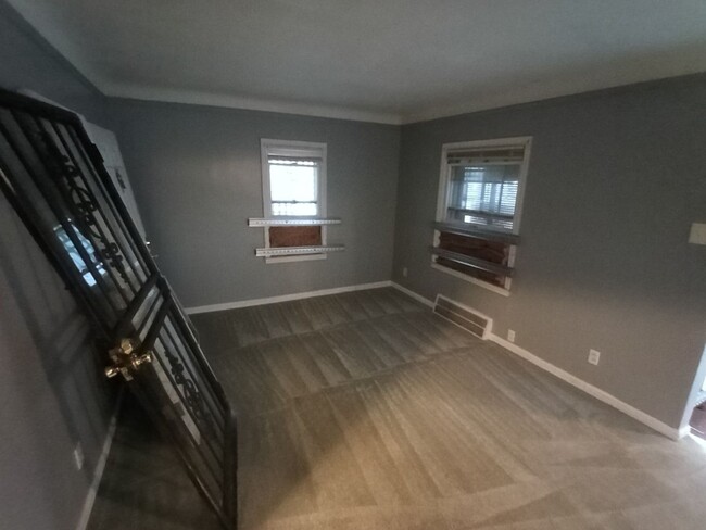 Building Photo - 3 bedroom 1 bathroom on the Eastside NOW A...