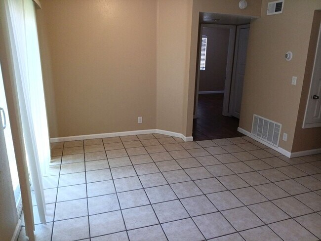 Foto del edificio - Available Now! 3 Bedroom 2 Bathroom Located in SW ABQ!! Showings Available! Price drop!