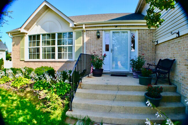 Building Photo - 1215 Easton Dr