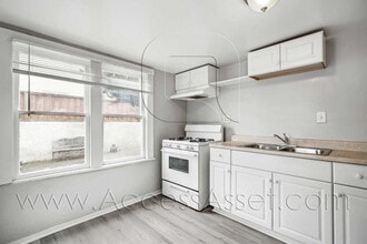 Building Photo - 242 N Chestnut St