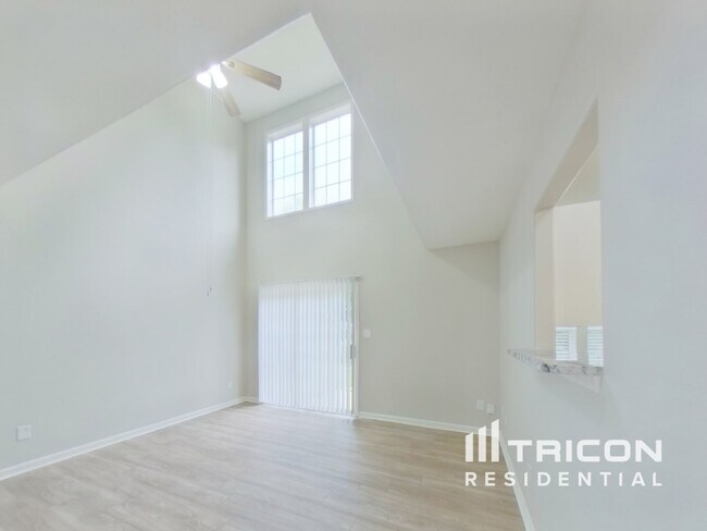 Foto del edificio - 9312 Tiger Lily Ln