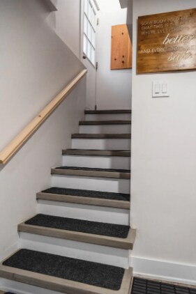 Building Photo - 105 Macaulay St E