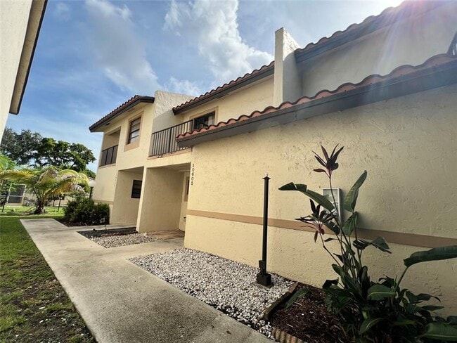 Building Photo - 10605 Royal Palm Blvd