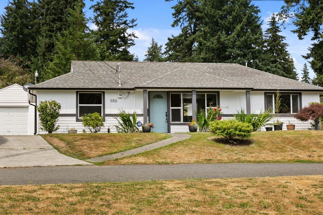 Primary Photo - Mountlake Terrace 4 bd - 2 bath Rambler wi...