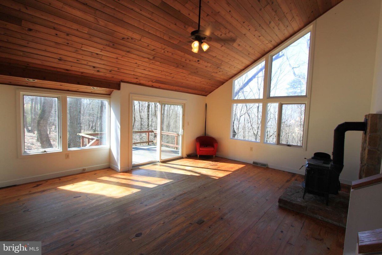Foto principal - 183 John Brown Farm Rd
