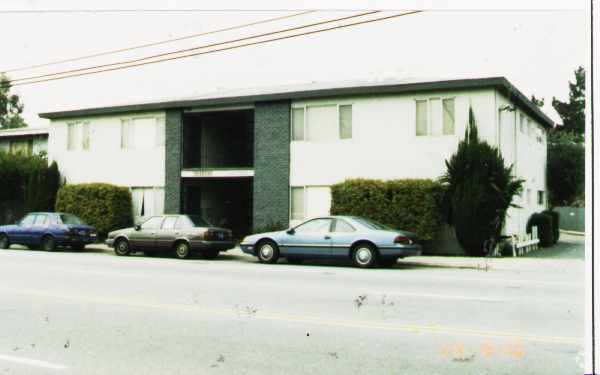 Building Photo - Creekside