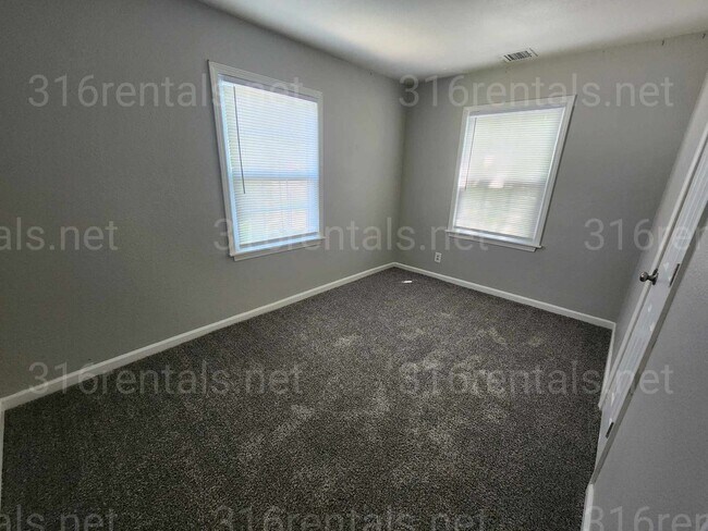 Foto del edificio - $1095 - 3 bedroom / 1 bathroom - Single Fa...