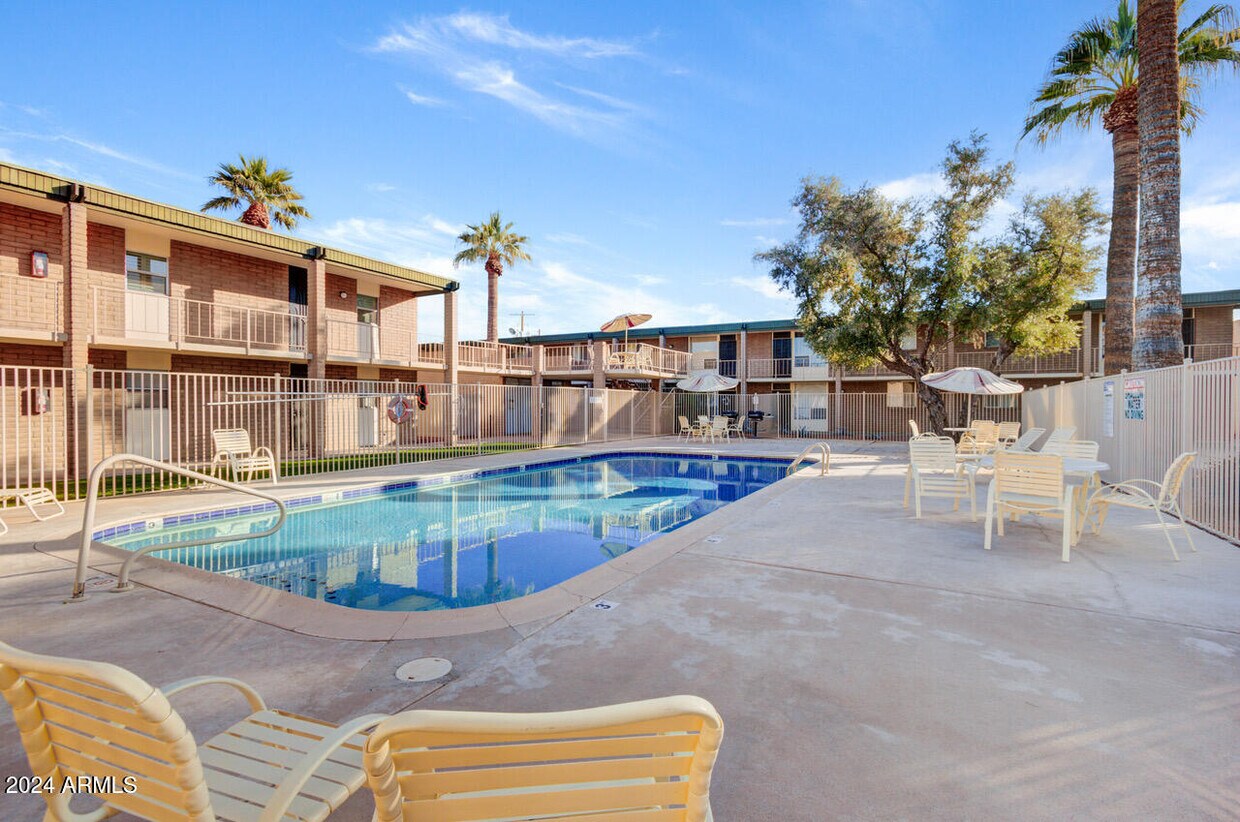 Primary Photo - 3737 E Turney Ave