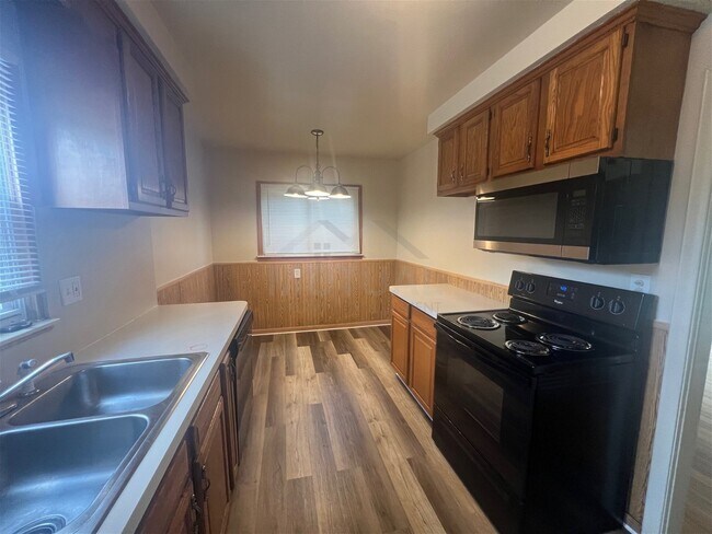Foto del edificio - 24841 Hayes Ave