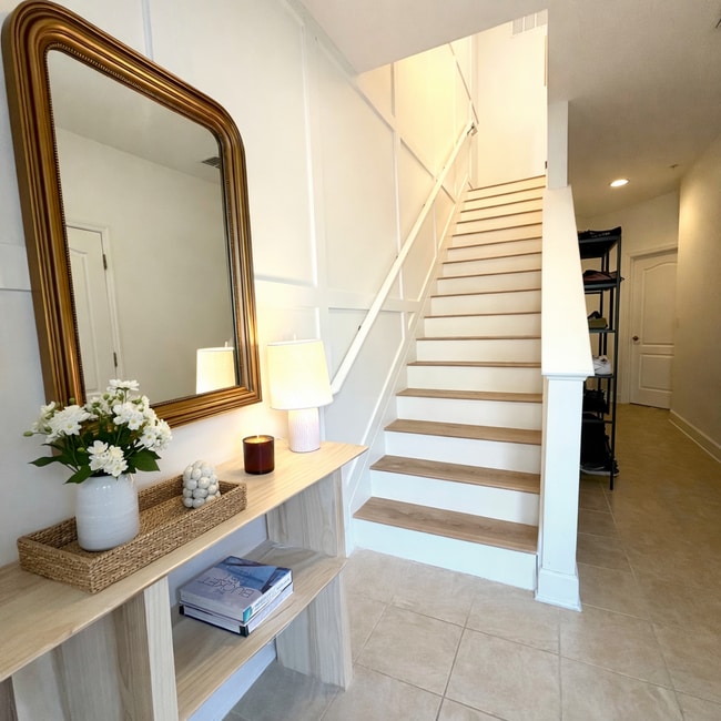 Entryway - 4428 Ellipse Dr