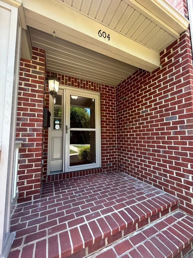 Building Photo - Like New Townhome in Old SW! Close to Cari...