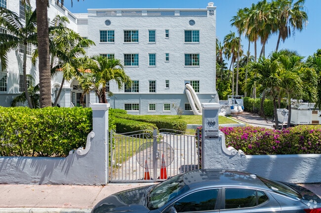 Entrada - Helios Apartments Miami Beach