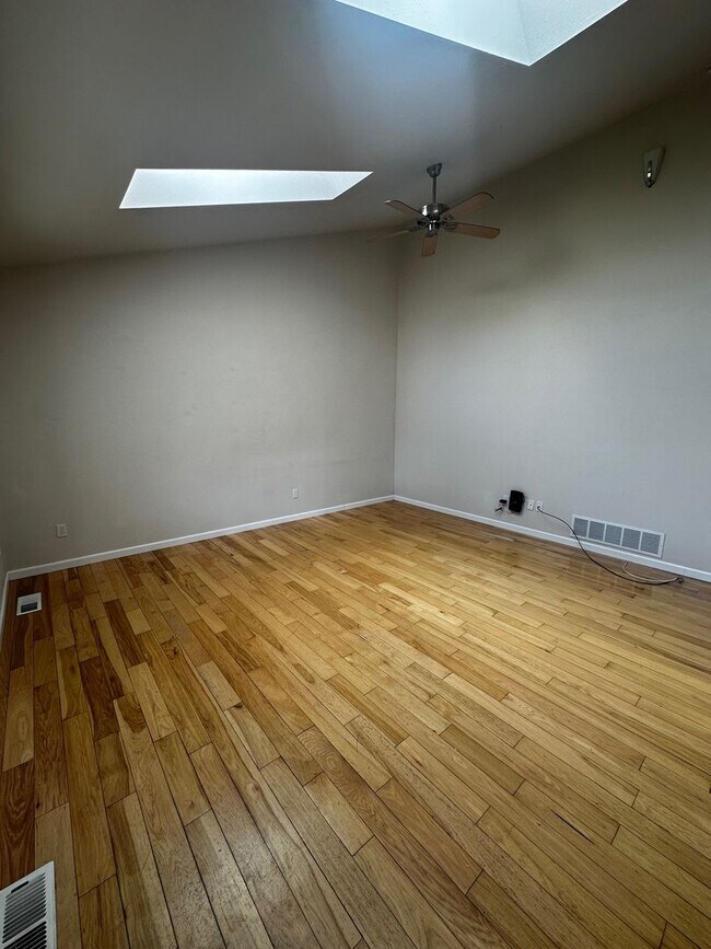Building Photo - Spacious 3 Bedroom Home- Dog Negotiable!