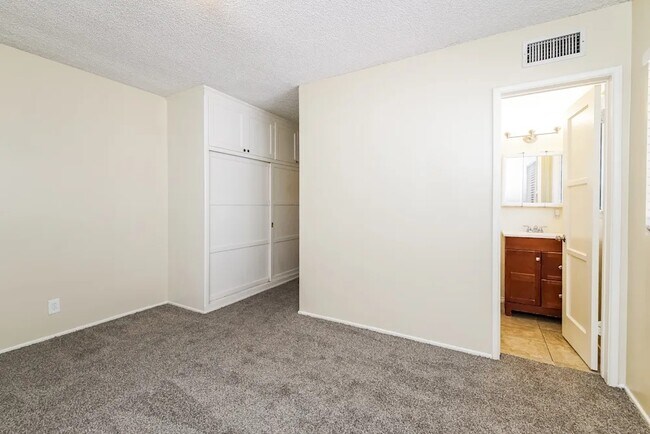 Foto del edificio - 7356 Darby Ave