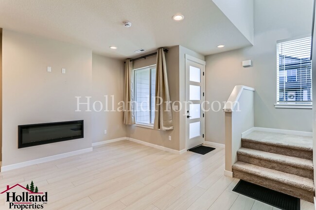 Building Photo - ** Now Available! ** Charming 3-Bedroom Ho...