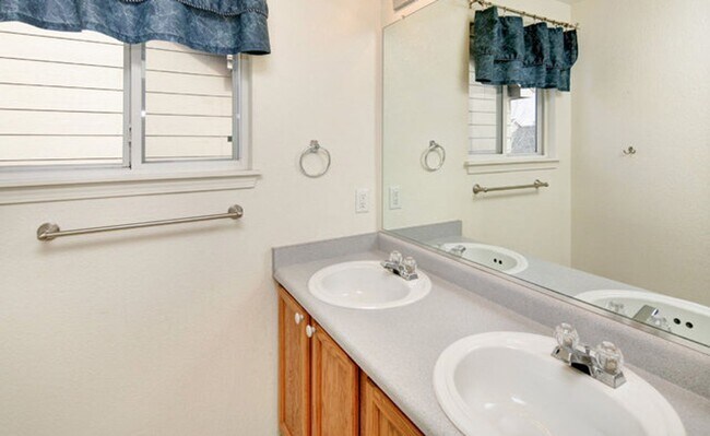 Foto del edificio - Spacious 4 Bedroom Home with Finished Basement, Vaulted Ceilings & Huge Fenced Yard