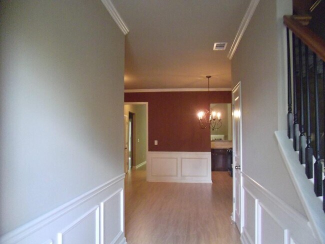 Building Photo - 1530 Queens Ln