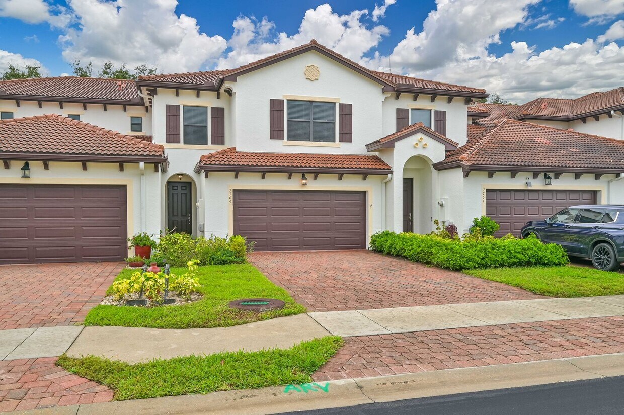 Primary Photo - ** 3 Bedroom Townhouse with Garage!! AVAIL...