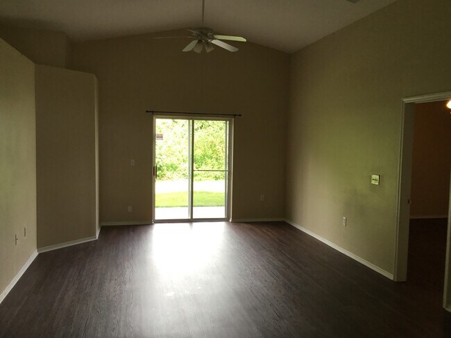 Foto del edificio - 10918 Pinewood Cove Lane