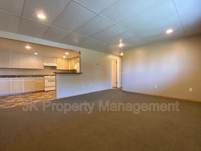 Building Photo - 1401-142B 2b St S