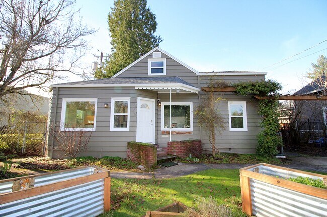 Foto del edificio - Rose City Park 3 Bed/2 Bath Updated 1907 Charmer – A Gardener’s Delight!