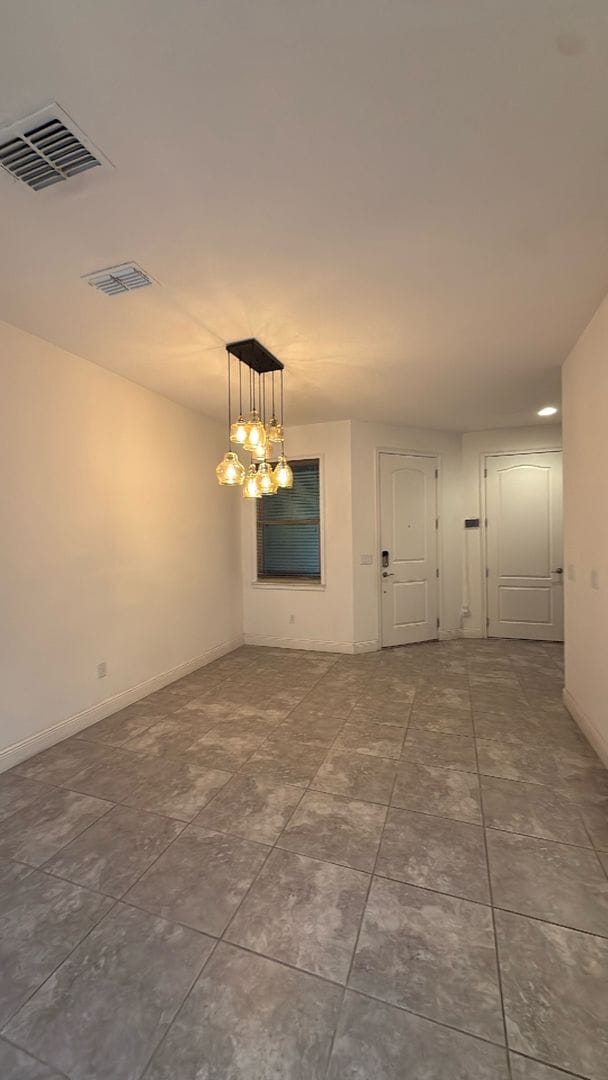 Building Photo - Eagle Creek three bedroom, 2 and half bath...