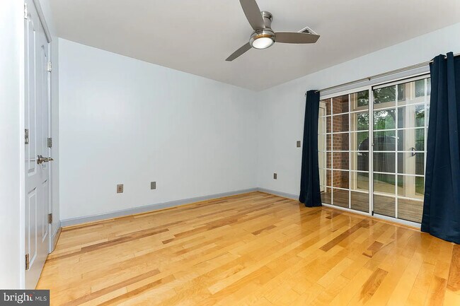 Building Photo - 6908 Fairfax Dr