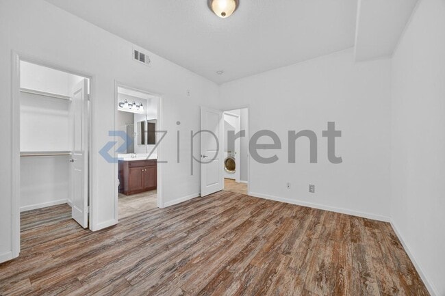 Building Photo - 1836 Olive Green St