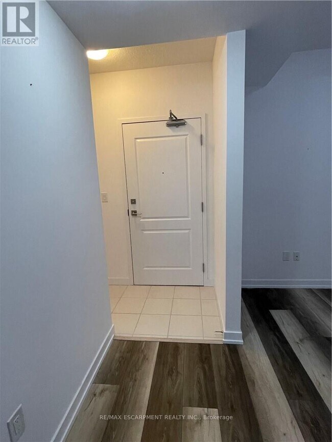 Building Photo - 450 Dundas St E