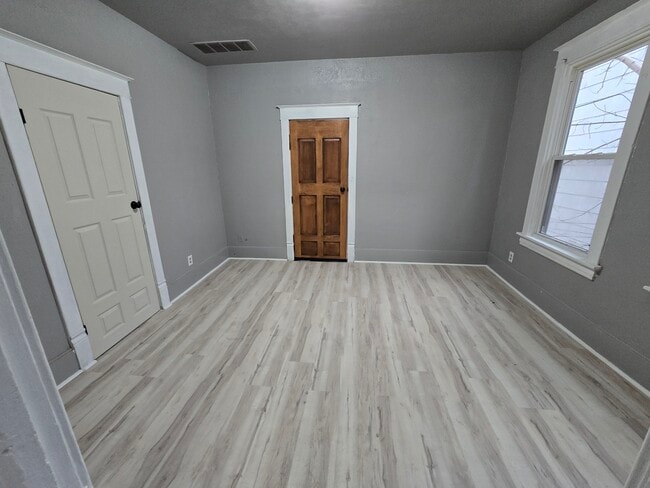 Building Photo - 1608 W Lincoln Ave