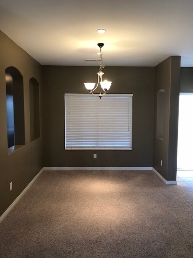 Foto del edificio - Beautiful 4 Bedroom in NW!